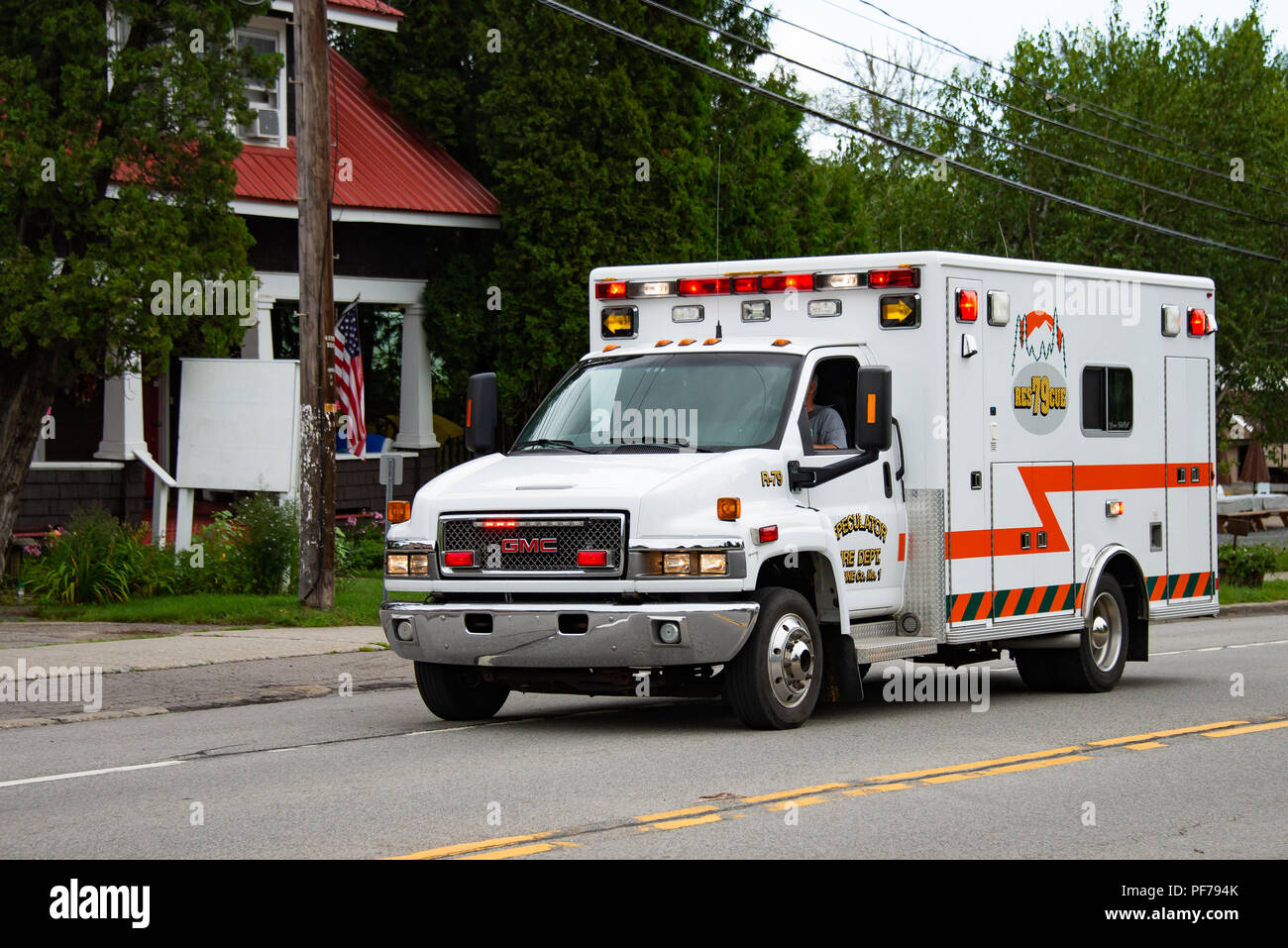 Il volontario dei Vigili del Fuoco di salvataggio di emergenza veicolo racing attraverso speculatore, NY USA risponde a una situazione di emergenza con luci lampeggianti. Foto Stock