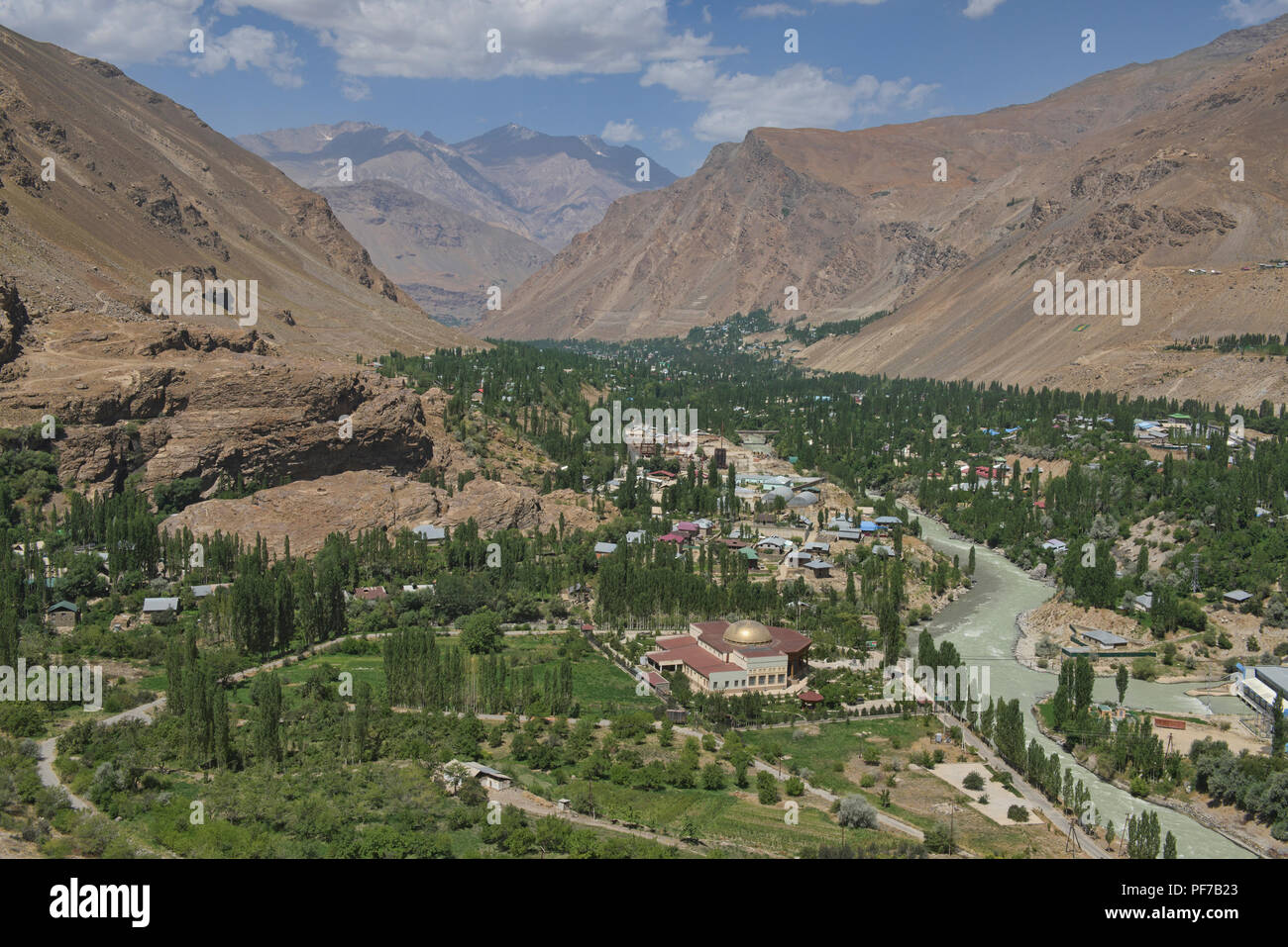 La città di Khorog visto da sopra, con l'Afghanistan in background, Tagikistan Foto Stock