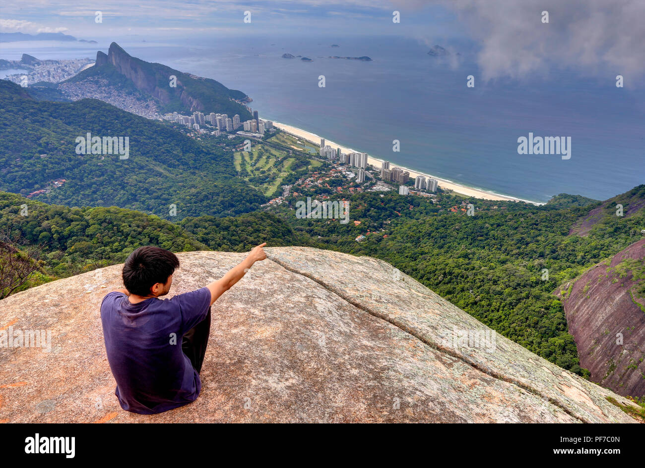 Vista di São Conrado Beach da Pedra Bonita, Rio de Janeiro, Brasile Foto Stock