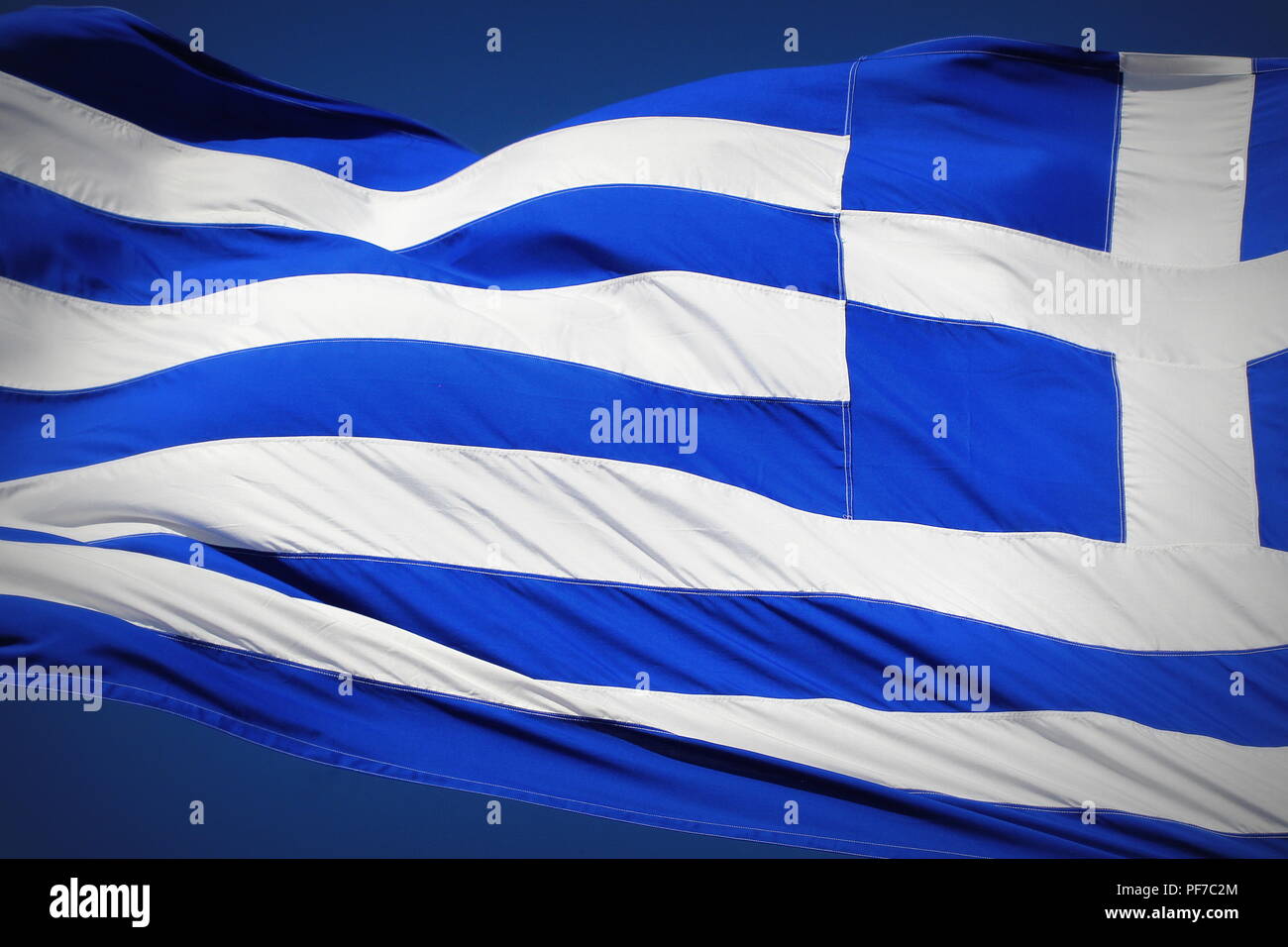 Bandiera nazionale della Grecia contro il cielo blu sullo sfondo Foto Stock