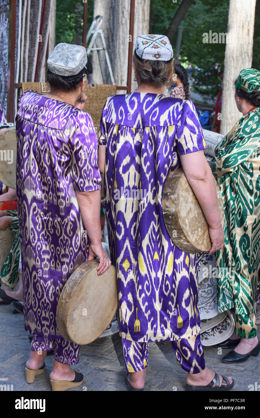 Pamiri donne in abiti colorati, Khorog, Tagikistan Foto Stock