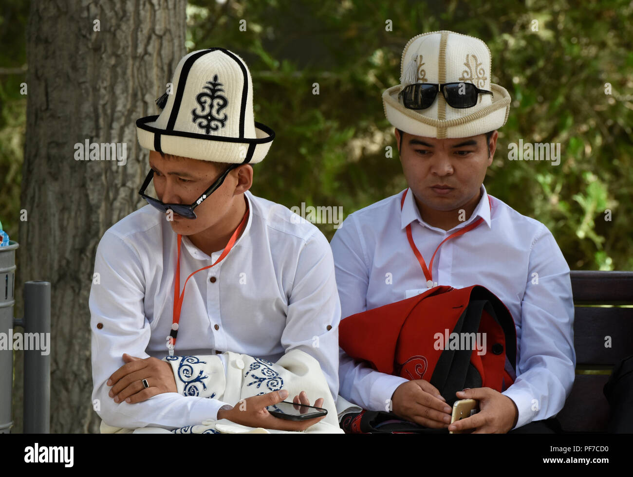 Due amici del Kirghizistan su una panchina nel parco, Khorog, Tagikistan Foto Stock