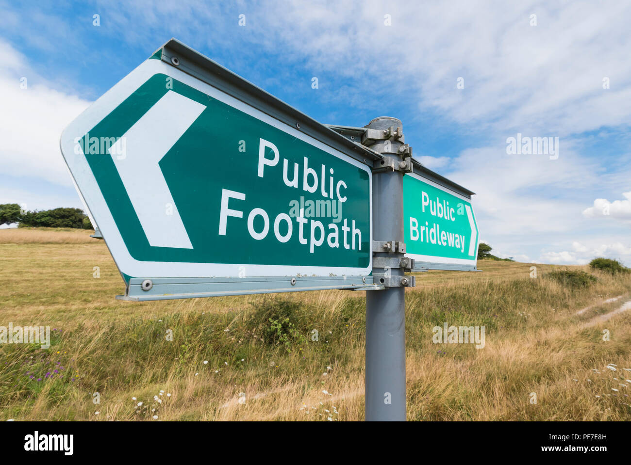 Sentiero pubblico segno nella campagna britannica sulla South Downs colline nel West Sussex, in Inghilterra, Regno Unito. Foto Stock
