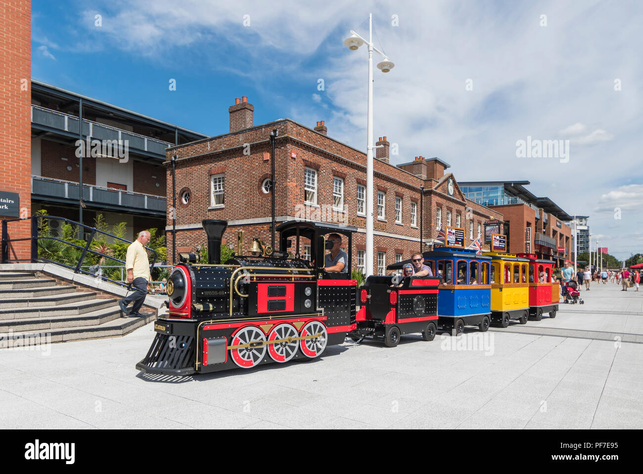 Il Mini Loco Express treno su strada in Gunwharf Quays, Portsmouth, Hampshire, Inghilterra, Regno Unito. Foto Stock