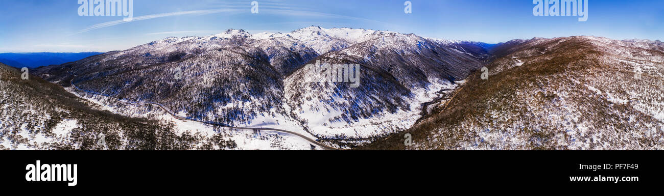 Ampio 180 gradi panorama di Thredbo valle di Snowy Mountains National Park di Australia all altezza della stagione invernale quando la neve copre le gamme della montagna un Foto Stock