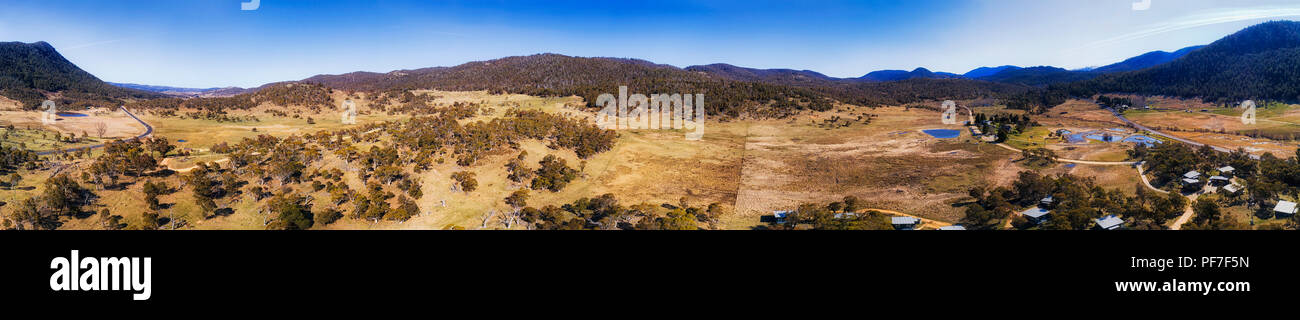 Thredbo valle intorno Crackenback area in montagne innevate di Australia durante la stagione invernale - Antenna di ampio panorama a 180 gradi. Foto Stock