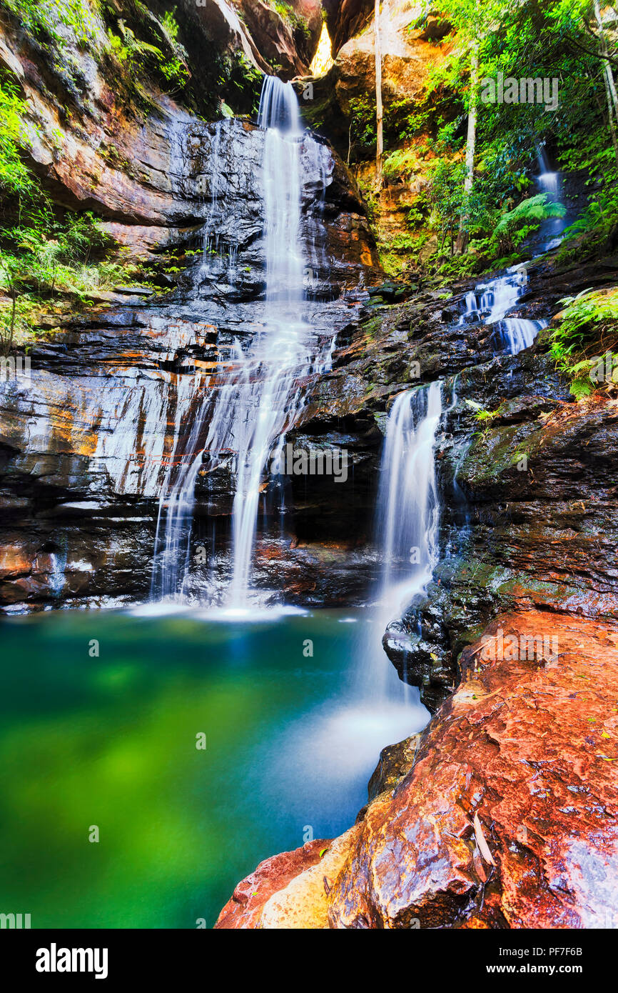 Ancora appartata piscina fredda di acqua dolce sotto l'Imperatrice flusso di caduta tagliato nella roccia arenaria di Australian Blue Mountains Valle delle acque. Foto Stock