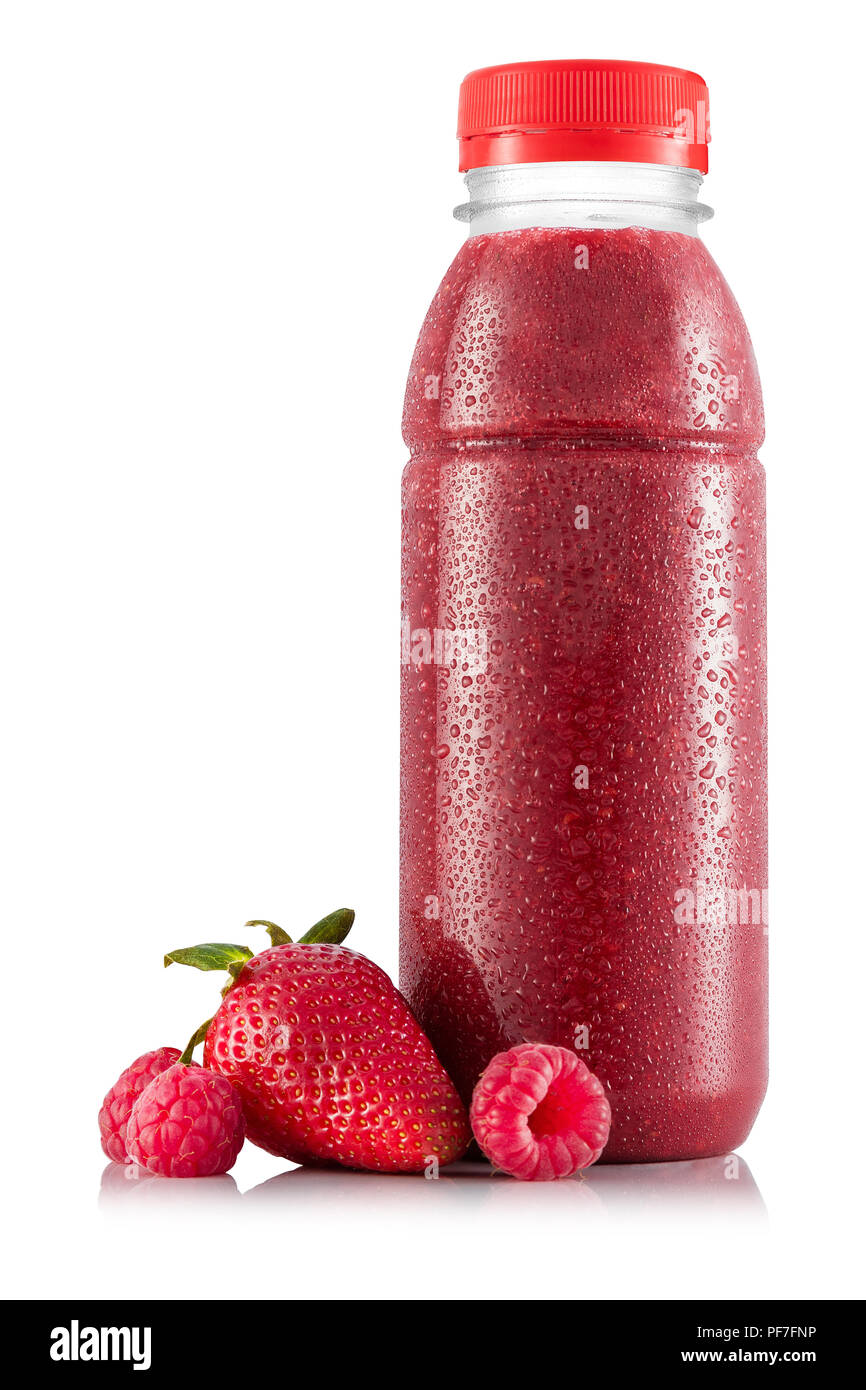 Frullato di fragole in bottiglia di plastica con frutta isolato su sfondo bianco Foto Stock