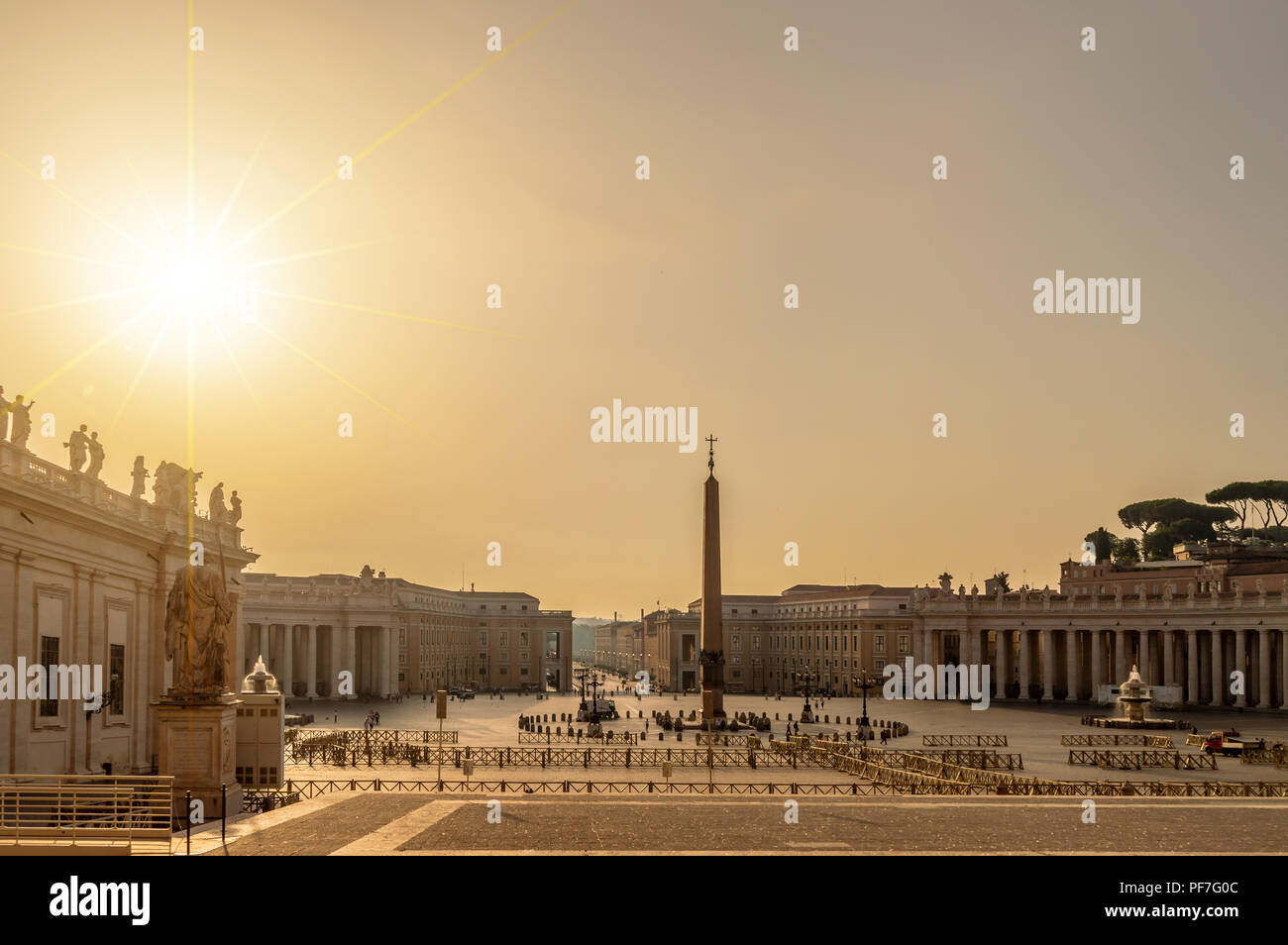 Sunrise su piazza San Pietro in Vaticano, Roma Italia Foto Stock