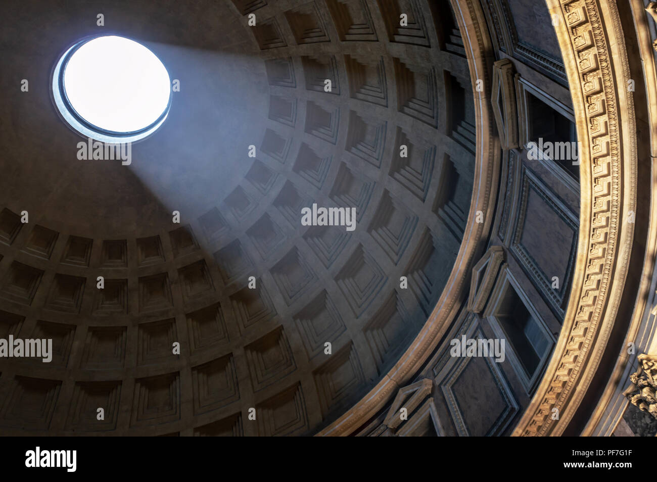 Fascio di luce nella cupola del Pantheon di Roma, Italia Foto Stock
