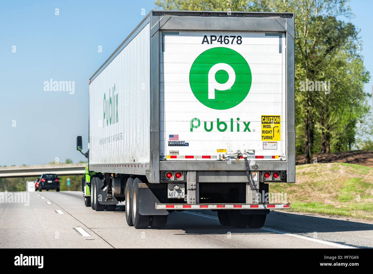 Atlanta, Stati Uniti d'America - 20 Aprile 2018: Ritorno di Publix fruttivendolo consegna carrello closeup sulla highway road con segno verde Foto Stock