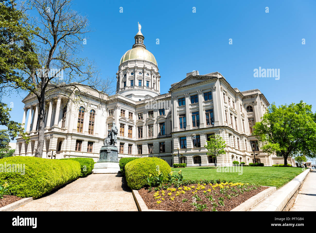 Atlanta, Stati Uniti d'America - 20 Aprile 2018: Esterno State Capitol Building in Georgia durante la giornata soleggiata con il vecchio, architettura storica di governo, green park, Foto Stock