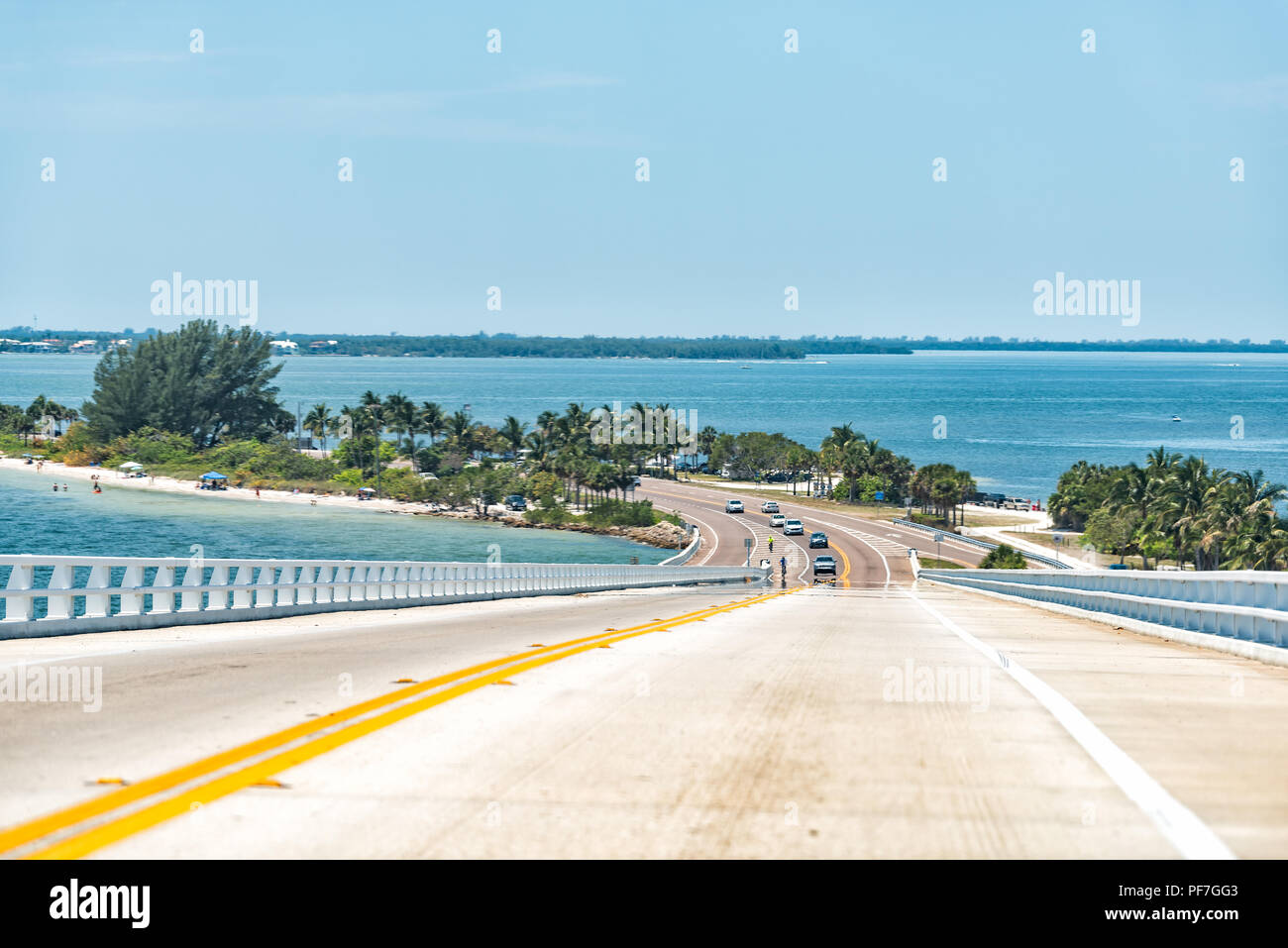 Sanibel Island, Stati Uniti d'America bay durante la giornata di sole, ponte a pedaggio Autostrada road causeway, acqua turchese vetture Foto Stock