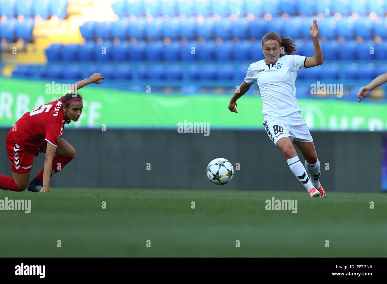 Agosto 13, 2018 - Kharkiv, Ucraina: Nadiia Kunina corre e dribbling con palla molto veloce da avversario Meluta Teodora. Femminile UEFA Champions Leagu Foto Stock