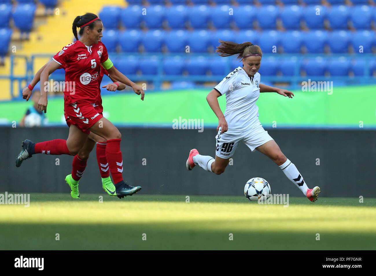 Agosto 13, 2018 - Kharkiv, Ucraina: Nadiia Kunina corre e dribbling con sfera molto veloce impressionante dall'avversario Meluta Teodora. Femminile UEFA Cham Foto Stock