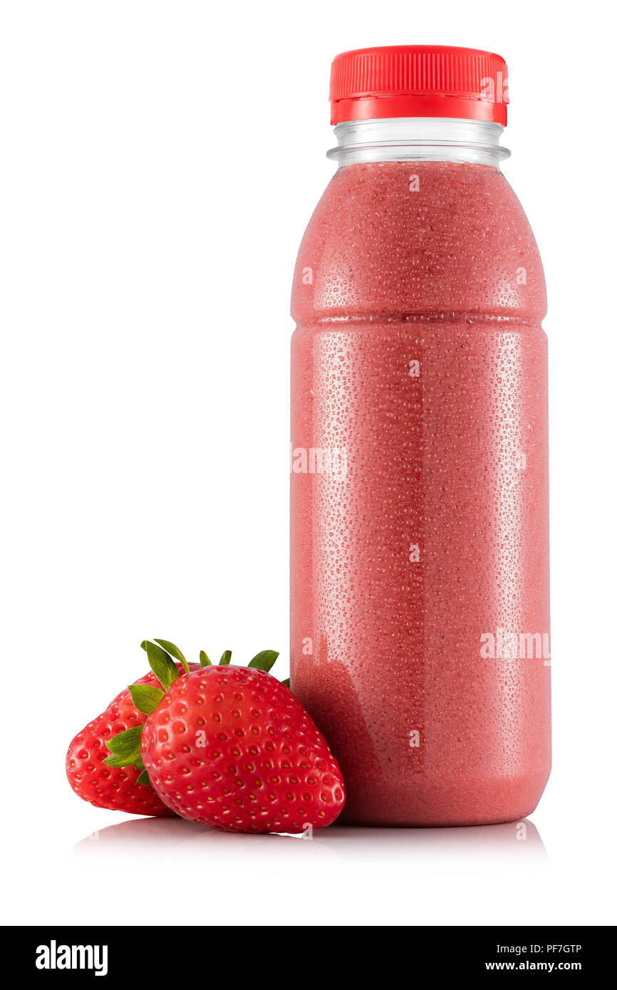Frullato di fragole in bottiglia di plastica con frutta isolato su sfondo bianco Foto Stock