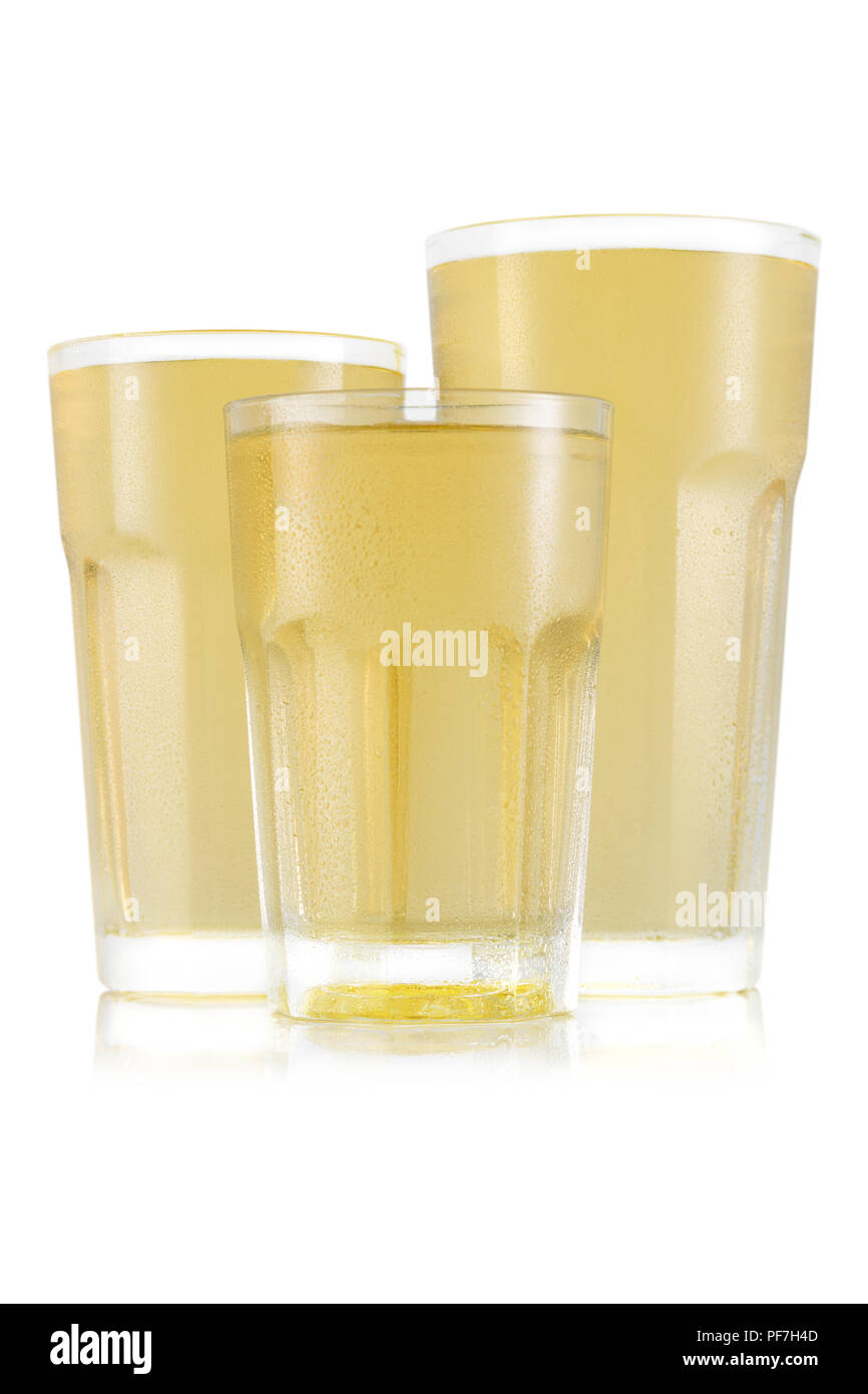 Il succo di mela in tre dimensioni di vetro isolato su sfondo bianco Foto Stock