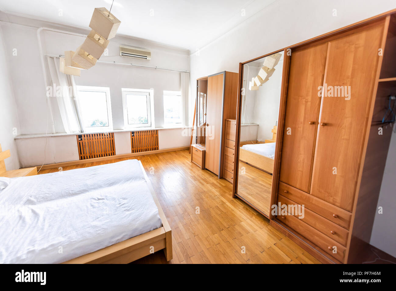 https www alamy it nuovo e pulito letto bianco semplice plain minimalista con luce in legno armadio guardaroba ripostiglio o armadio in camera da letto nel modello di staging home casa o apar image215911436 html