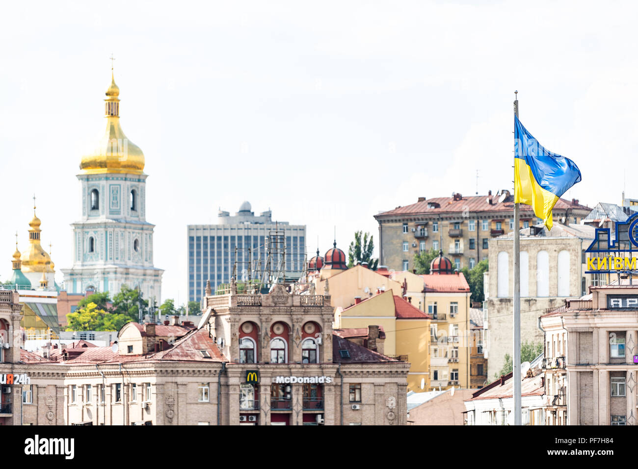 Kiev, Ucraina - 12 agosto 2018: Cityscape skyline di Kiev, Ucraina su piazza Indipendenza, Maidan Nezalezhnosti città, cupole della chiesa cupola, McDonald's Foto Stock