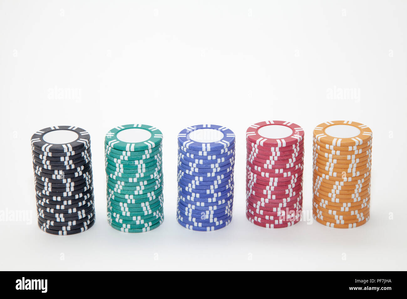 Impilati a cinque colori chip casino Foto Stock