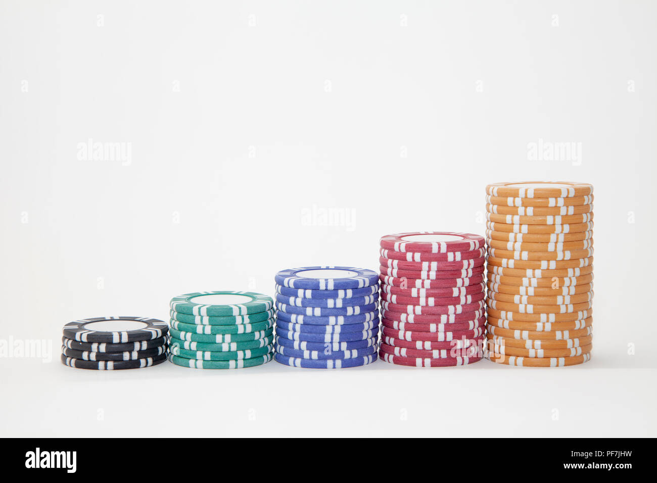 Impilati a cinque colori chip casino Foto Stock