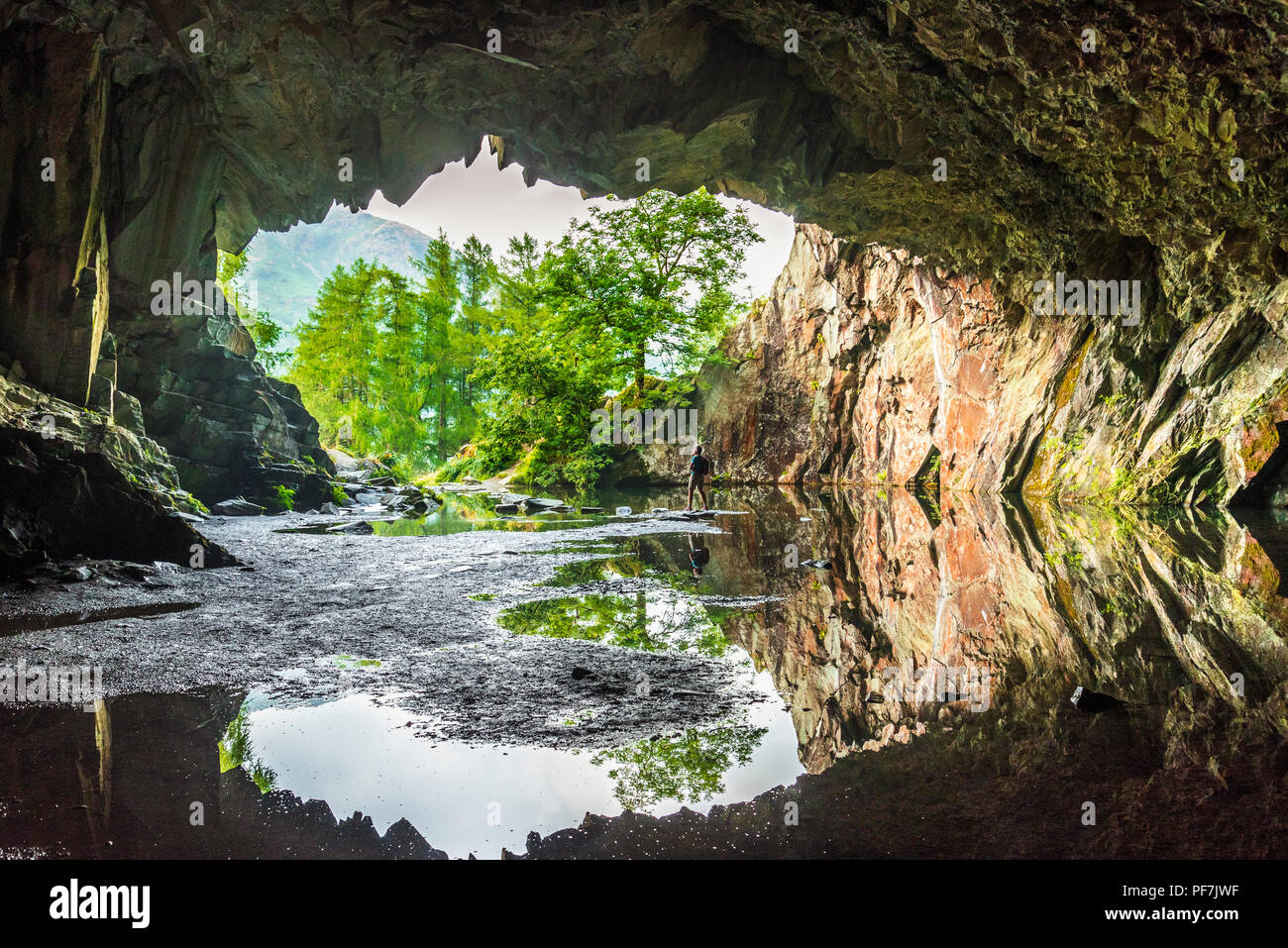 Walker nella vecchia cava noto come Rydal Grotta, appena sopra Loughrigg terrazza nel distretto del Lago Foto Stock