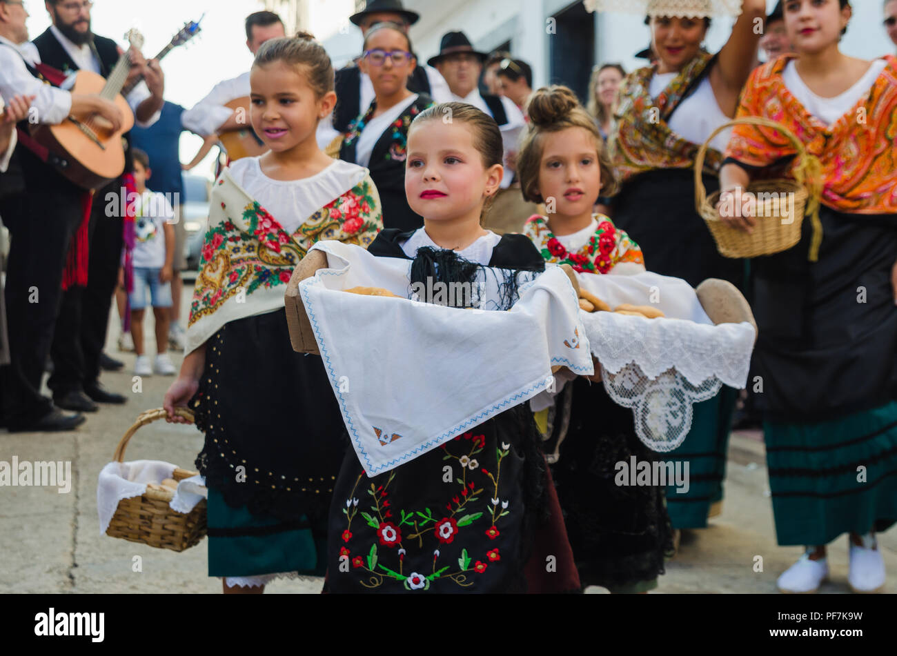 Santiago de Alcantara, Spagna - 18 August 2018:una volta l'anno il tradizionale festival 'La Frenda' è celebrato nella città di Santiago de Alcantara, Cac Foto Stock