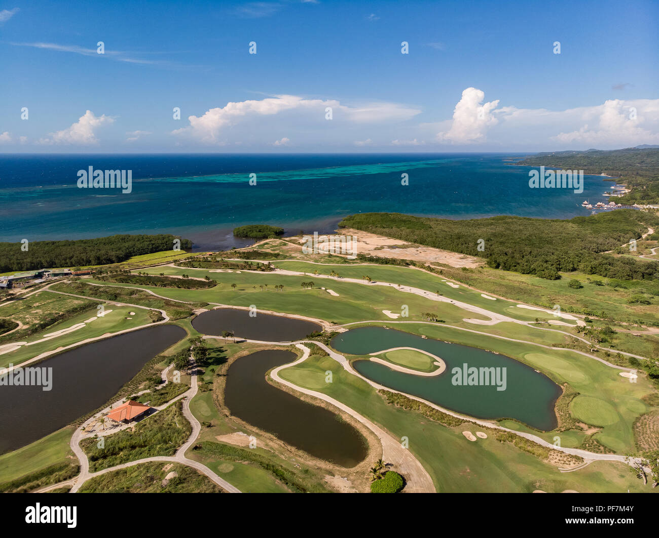 Vista aerea di tropicale Campo da Golf con Sfondo oceano Foto Stock