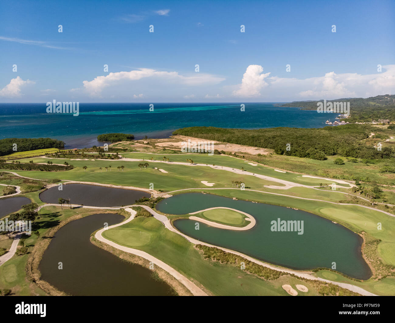 Vista aerea di tropicale Campo da Golf con Sfondo oceano Foto Stock