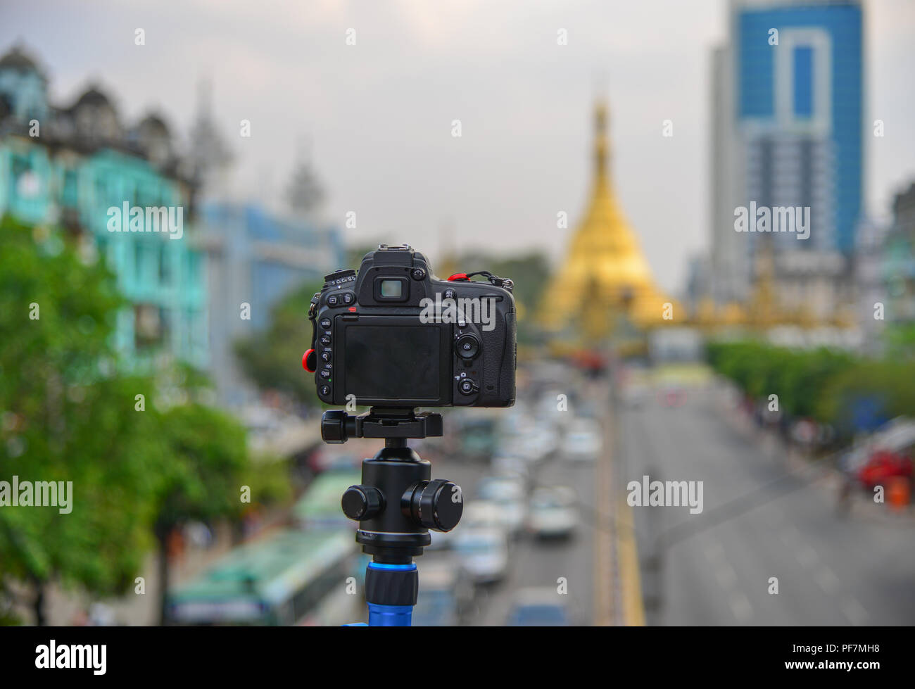 Fotocamera digitale sul treppiede con Yangon cityscape sfondo. Foto Stock