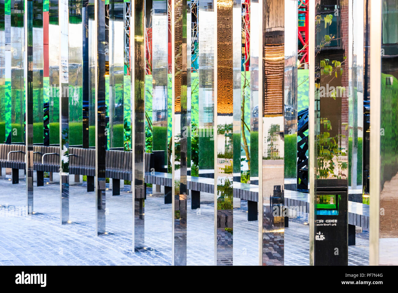 Riflessioni in colonne a specchio nel gasometro Park, l'interno di un edificio ristrutturato del gasometro a King's Cross, Londra, Regno Unito, 2015 Foto Stock