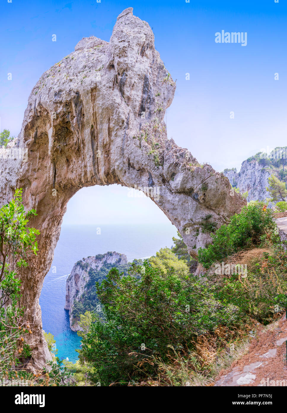 L'Arco Naturale (Arco naturale) su Capri, Italia, come visto dalla vicina area di visualizzazione. Foto Stock
