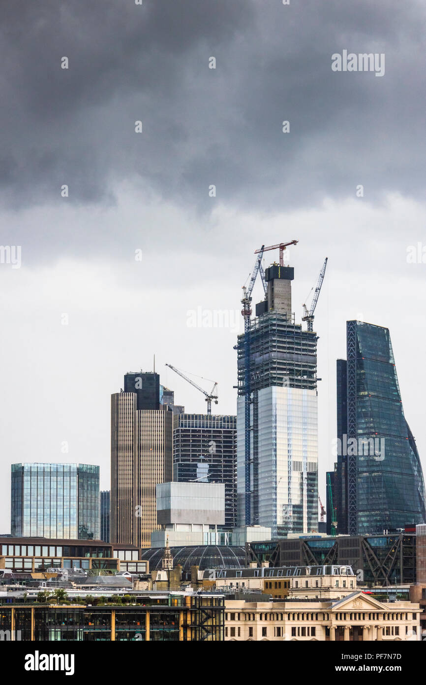 Nuvole temporalesche raccogliendo oltre la modifica skyline della città di Londra, Regno Unito Foto Stock