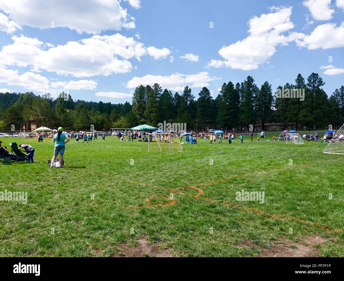 Supporto alle famiglie dei loro bambini attività sportive nel weekend giochi di calcio a Flagstaff, in Arizona. Foto Stock