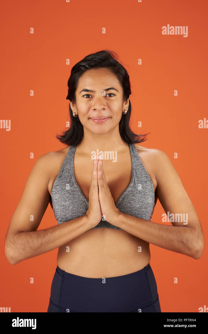 Le classi di yoga insegnante. Latina donna calma prima di lezioni di yoga Foto Stock
