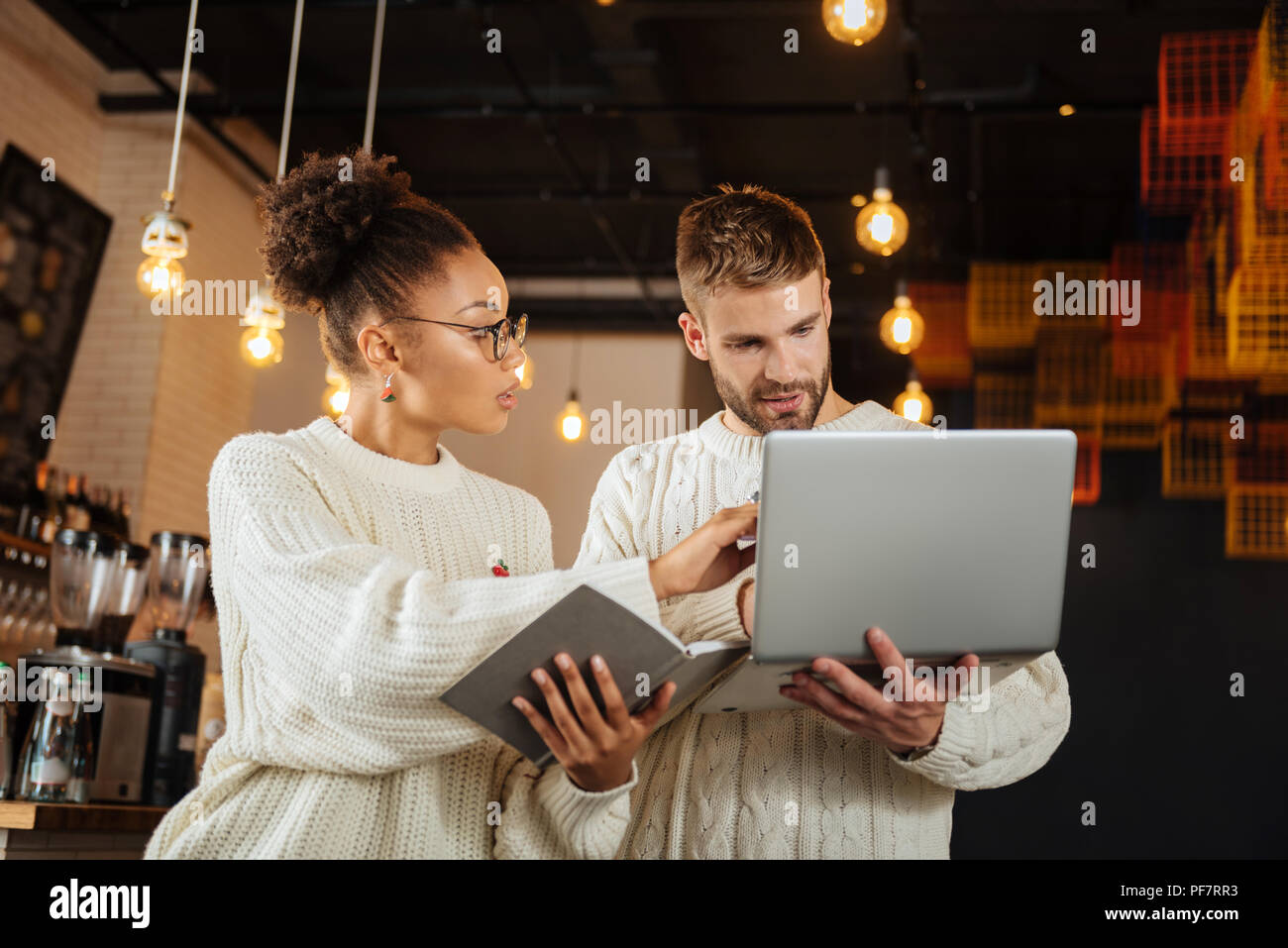 I giovani proprietari di coffee shop rendendo il loro nuovo menu stagionale Foto Stock