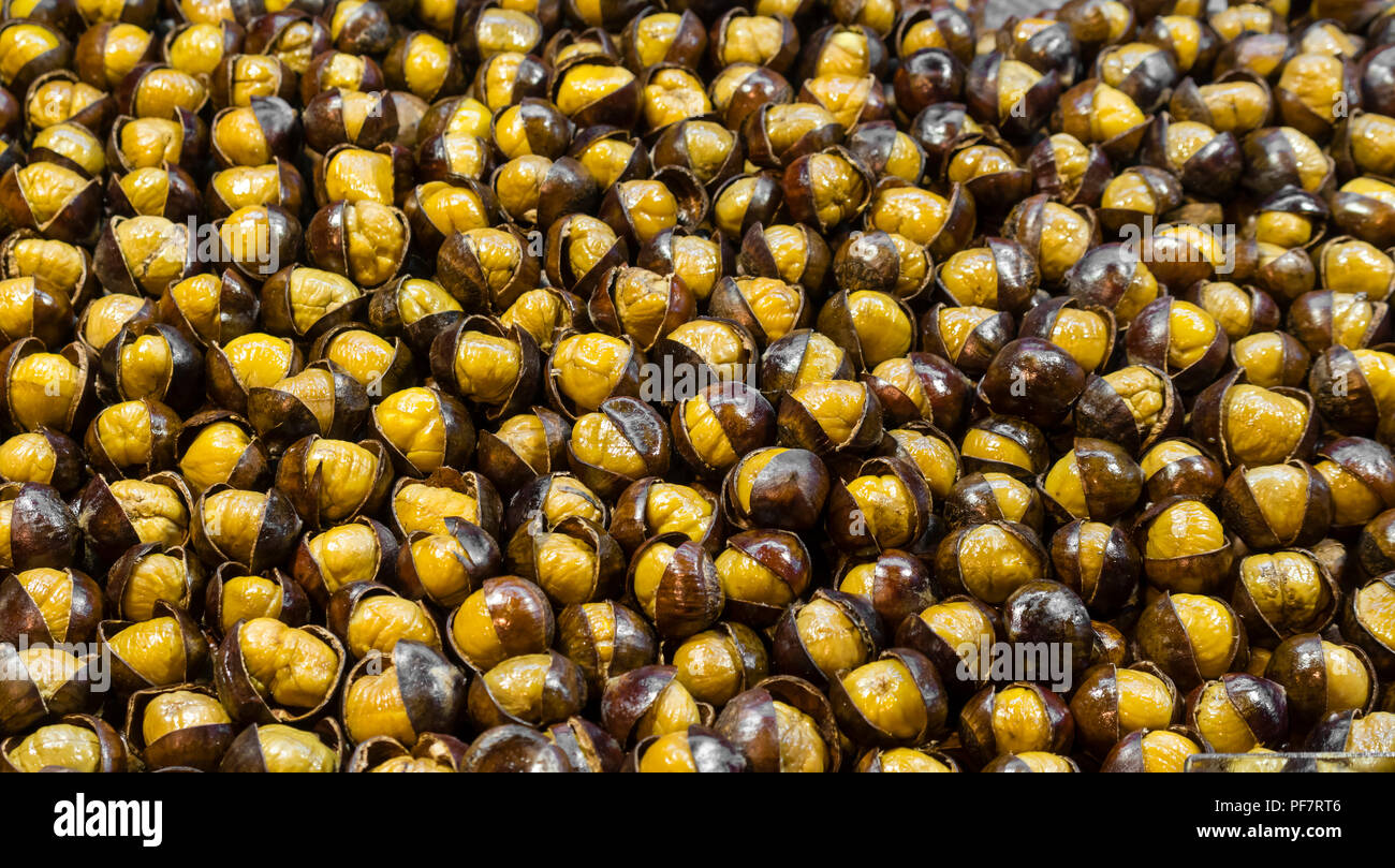 Arrosto di castagni al venditore ambulante Foto Stock