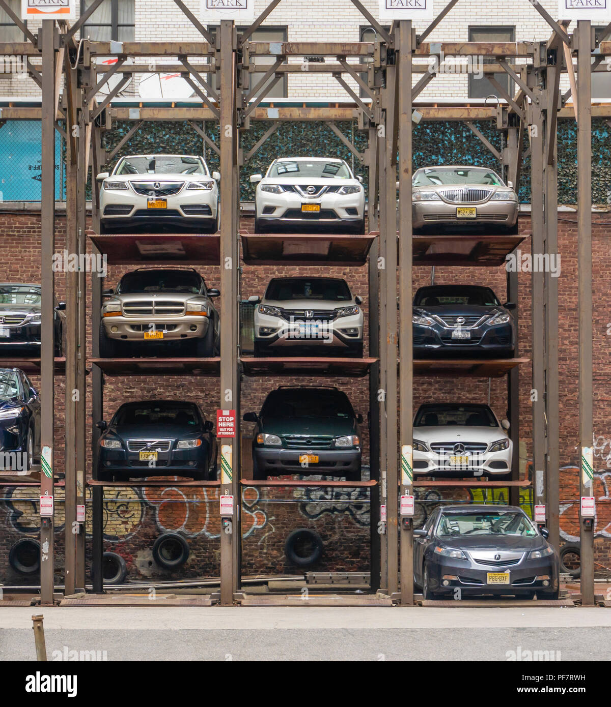 Verticale del parco auto in Manhattan New York Foto Stock