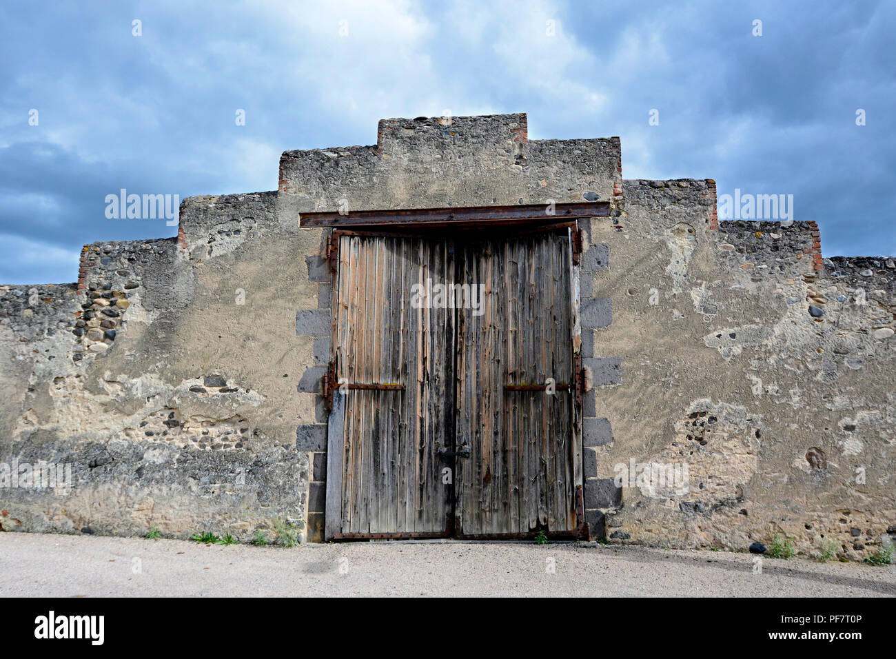 Vecchia porta di legno di un fienile in Auvergne, Francia Foto Stock