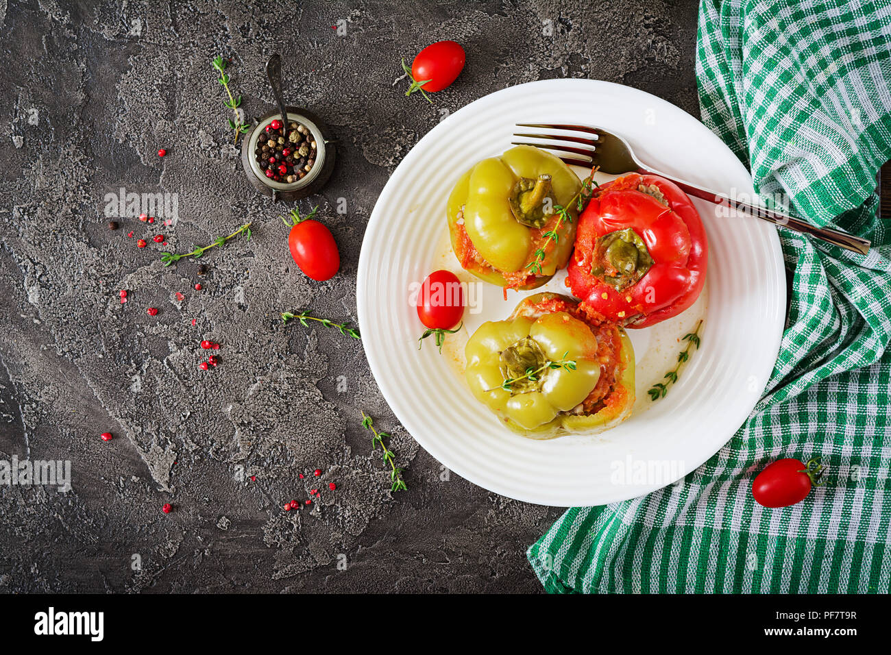 Pepe farcite con carne macinata e porridge di grano saraceno. Il cibo gustoso. Lay piatto. Vista superiore Foto Stock