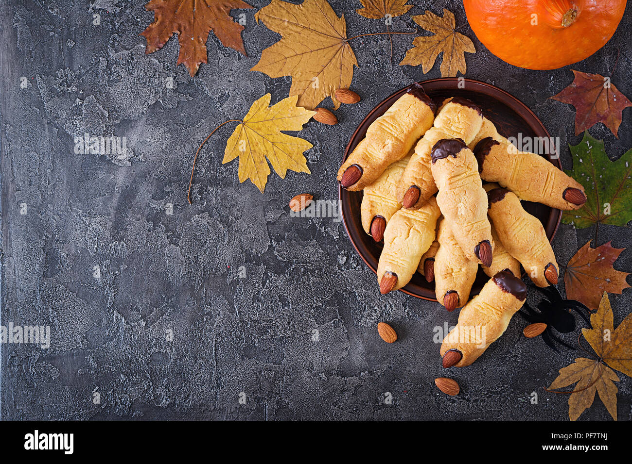 Biscotti strega dita, divertente ricetta per la festa di Halloween. Vista dall'alto. Lay piatto Foto Stock