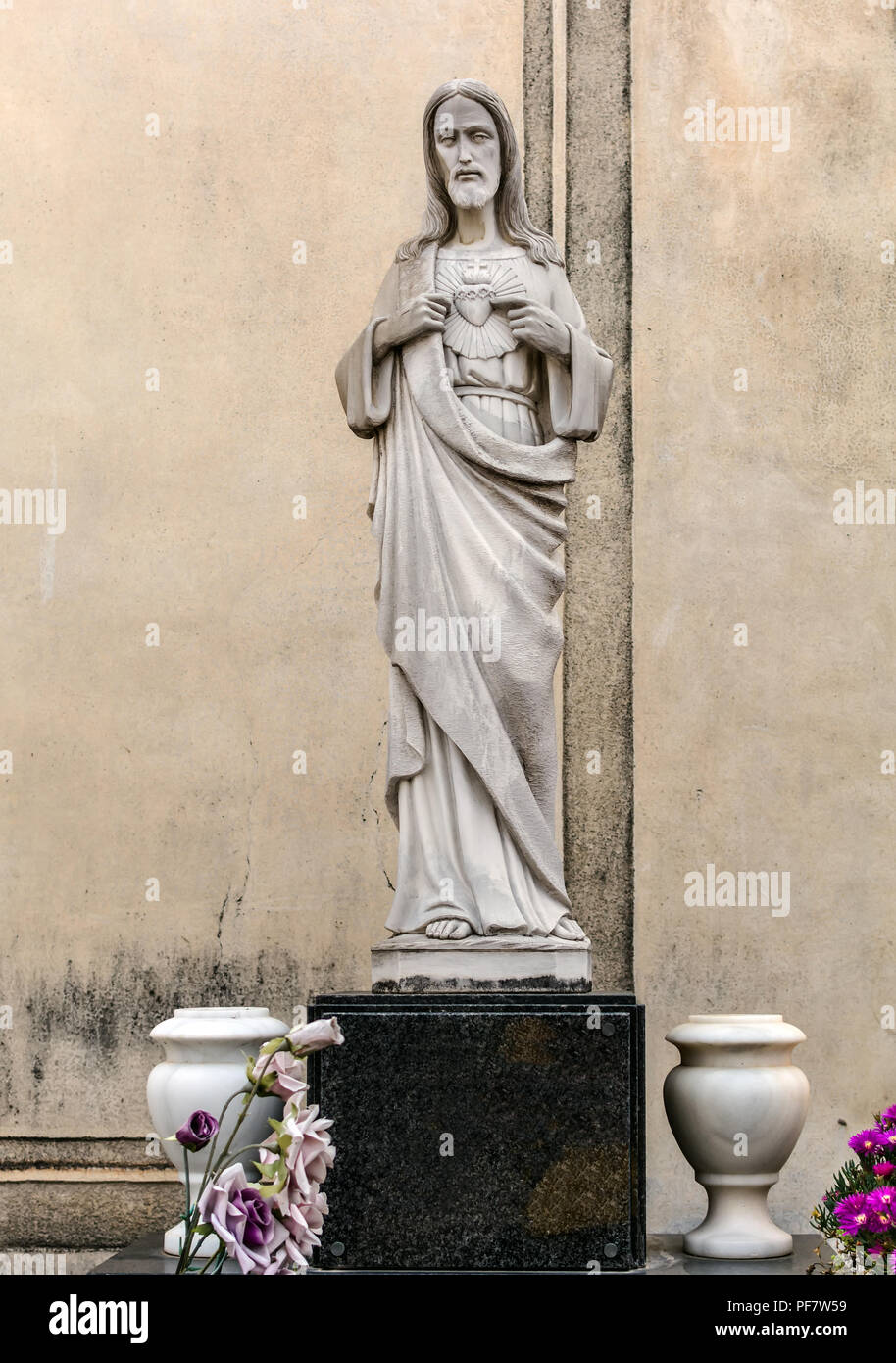 Camera sepolcrale la figura di Gesù sulla tomba nel cimitero di Poblenou. Foto Stock