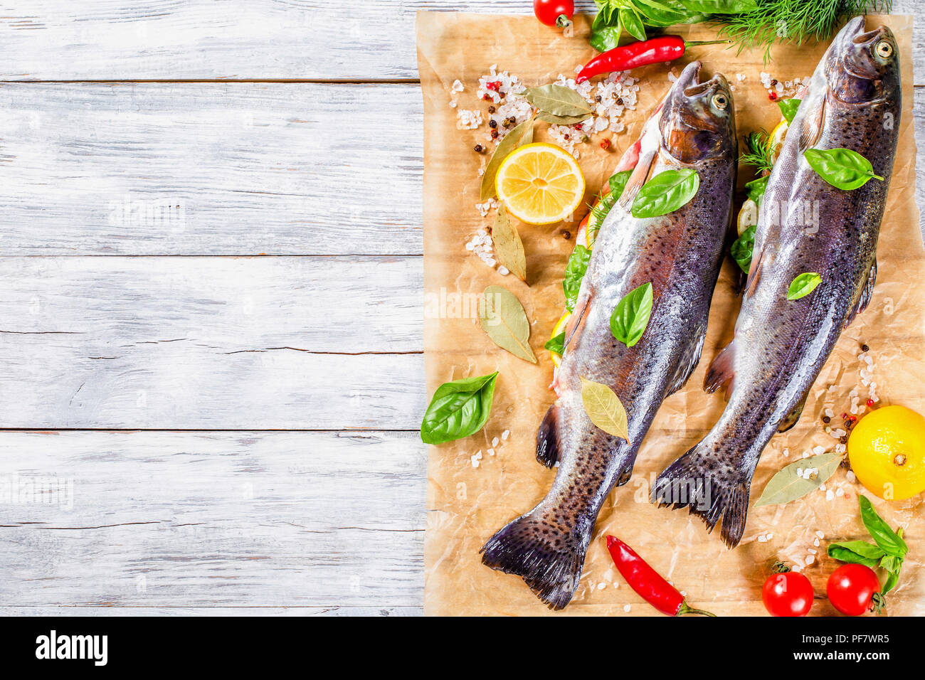 Trota di greggio su un tagliere con il limone, vista dall'alto Foto Stock