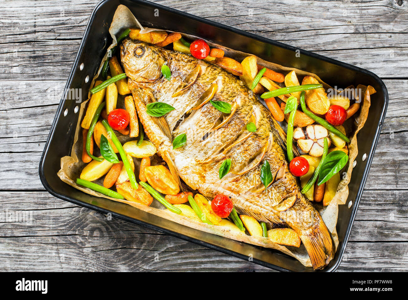 Pesce intero cotto al forno in una teglia, vista dall'alto Foto stock -  Alamy