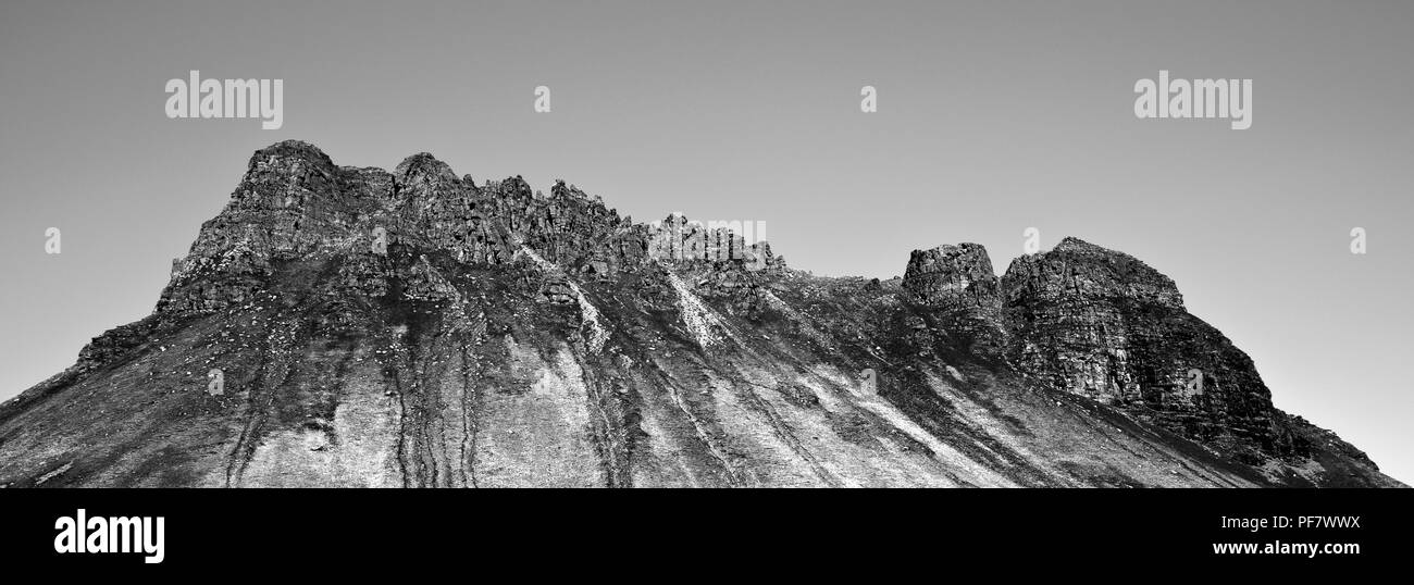 Il vertice roccioso crinale di Stac Pollaidh, al di sopra della sua pesantemente eroso, ripida, Torridonian arenaria pendenze superiori, Inverpolly, Highlands scozzesi.UK Foto Stock