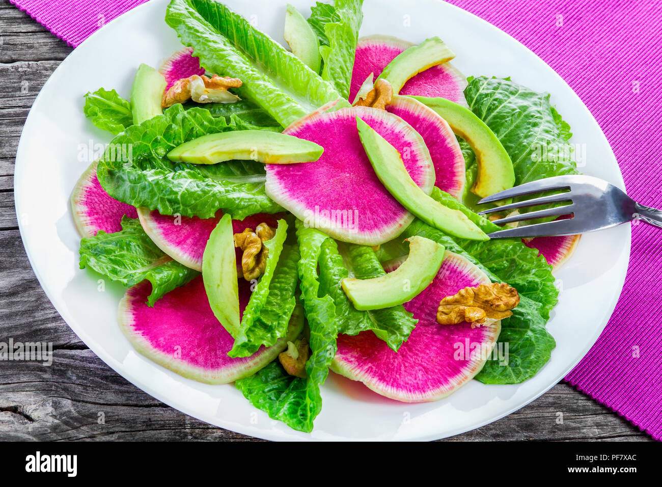 Le lattughe romane, avocado, anguria insalata di rafano per cena salutare, close-up Foto Stock