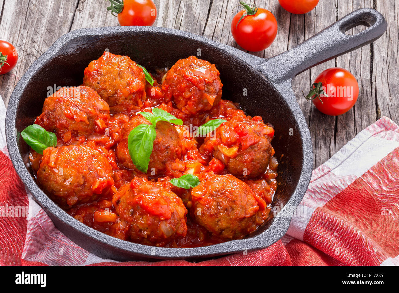 Le polpette di carne affogati in una salsa di pomodoro con basilico,l'aglio,spezie Foto Stock