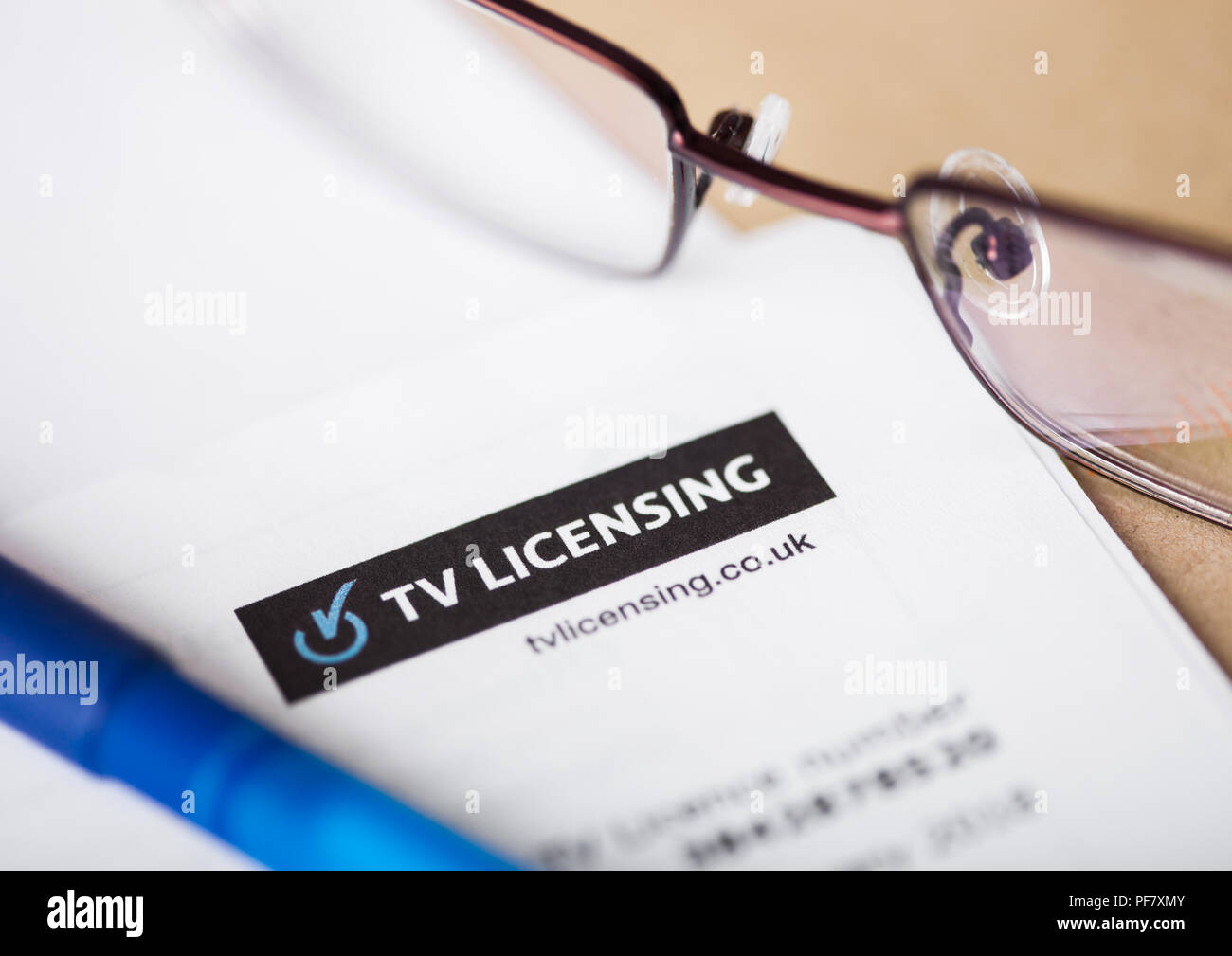 LONDON, Regno Unito - 18 agosto 2018: TV dichiarazione di licenza con gli occhiali e la penna. Foto Stock