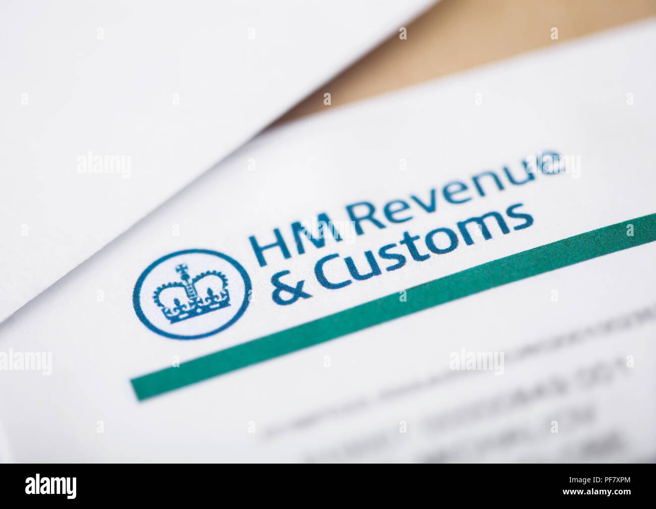 LONDON, Regno Unito - 18 agosto 2018: HM Revenue & Customs dichiarazione con buste closeup Foto Stock