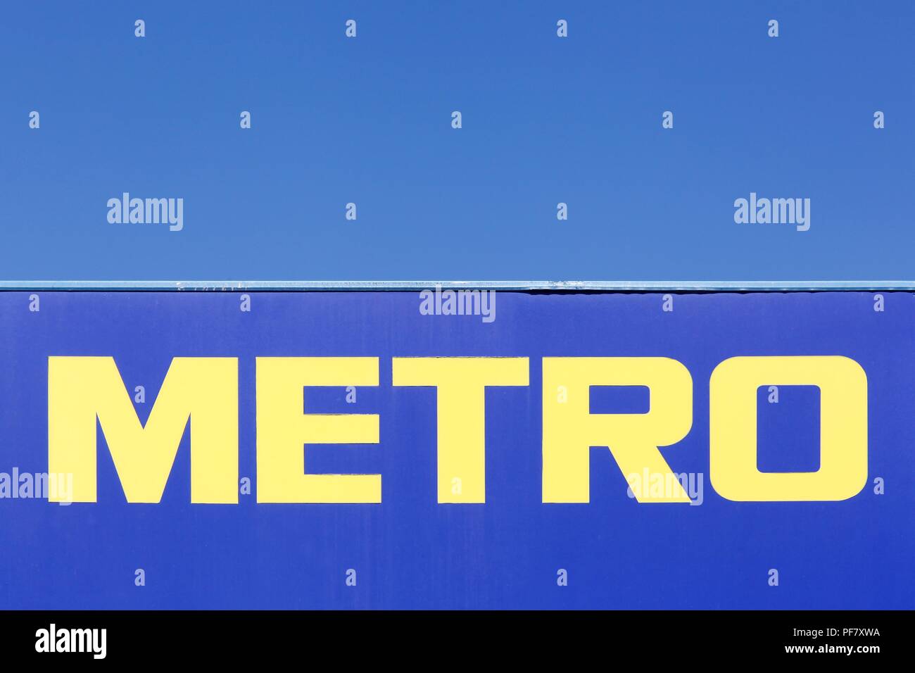 Toulon, Francia - Luglio 19, 2018: Metro logo su un pannello. Metro cash and carry è un leader internazionale nel self service commercio all'ingrosso Foto Stock